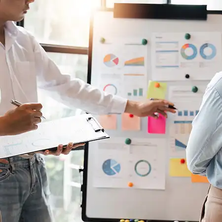 team marketing che analizza dei dati