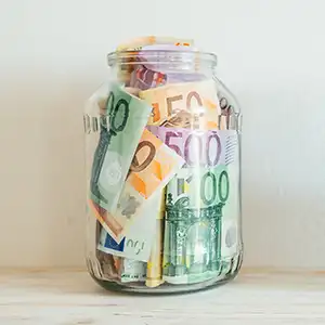 un vaso di vetro pieno di banconote in Euro