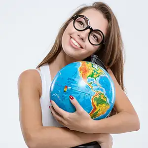 giovane ragazza sorridente, stringe al proprio petto un mappamondo