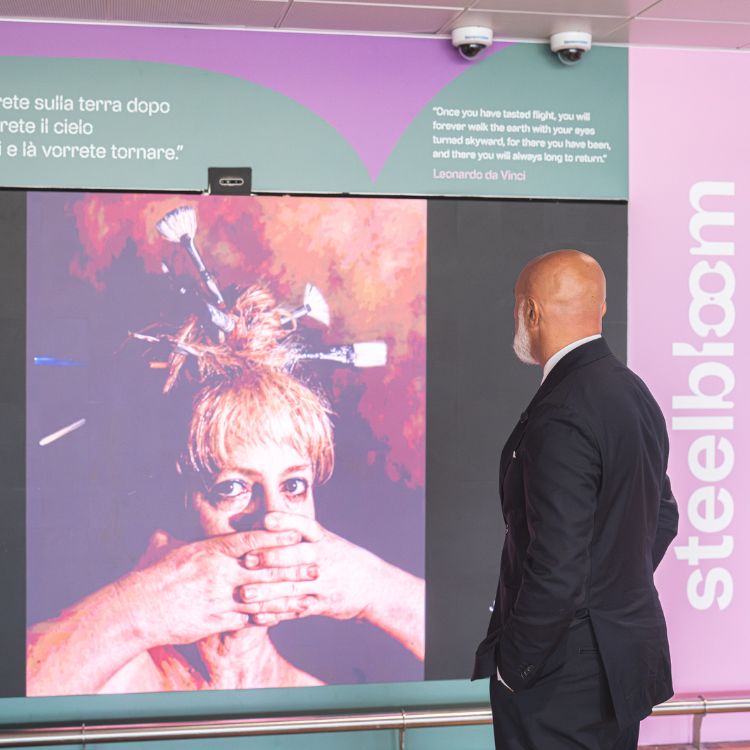 contessi guarda opera d'arte in aeroporto