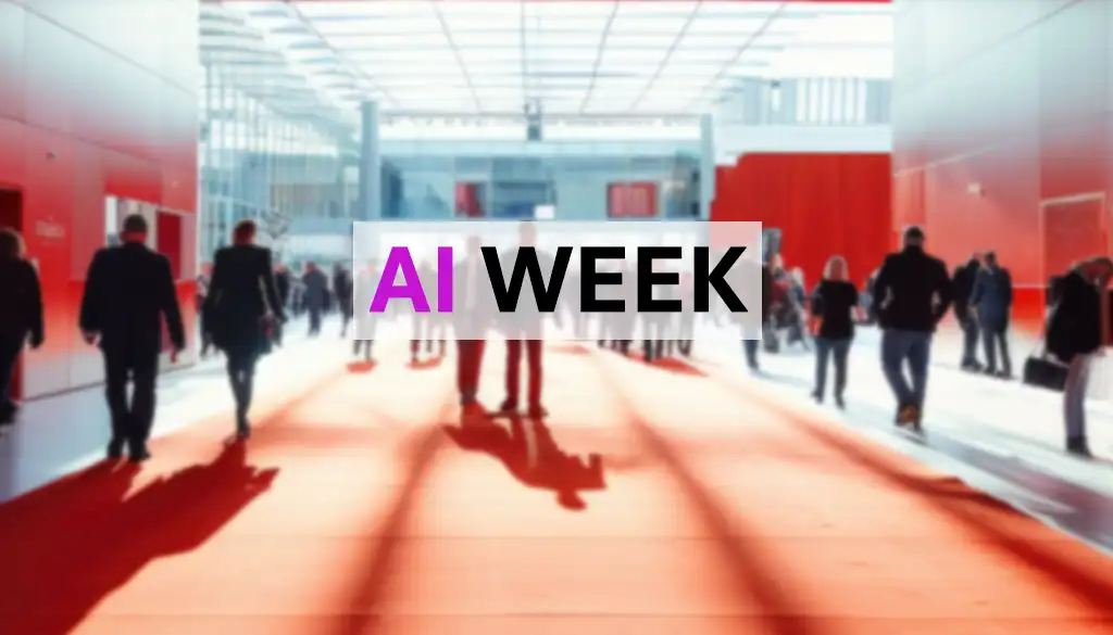 interno di un padiglione gremito di persone. In over la scritta AI Week nera e magenta su fondo bianco trasparente al 70%