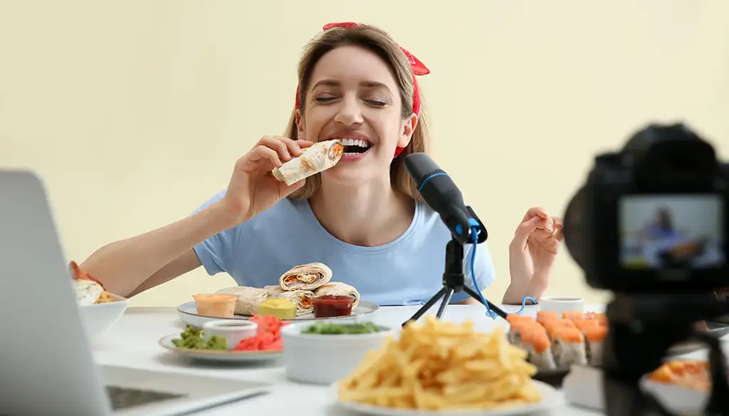 influencer sta spiegando un piatto di cibo davanti alla telecamera