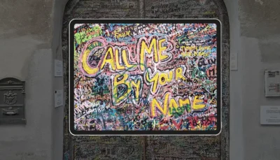la scritta Call me by Your Name sul portoncino di via Marazzi 1 a Crema
