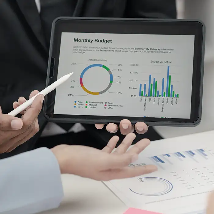 Imprenditore che confronta il costo per contatto delle campagne pay per click su un tablet