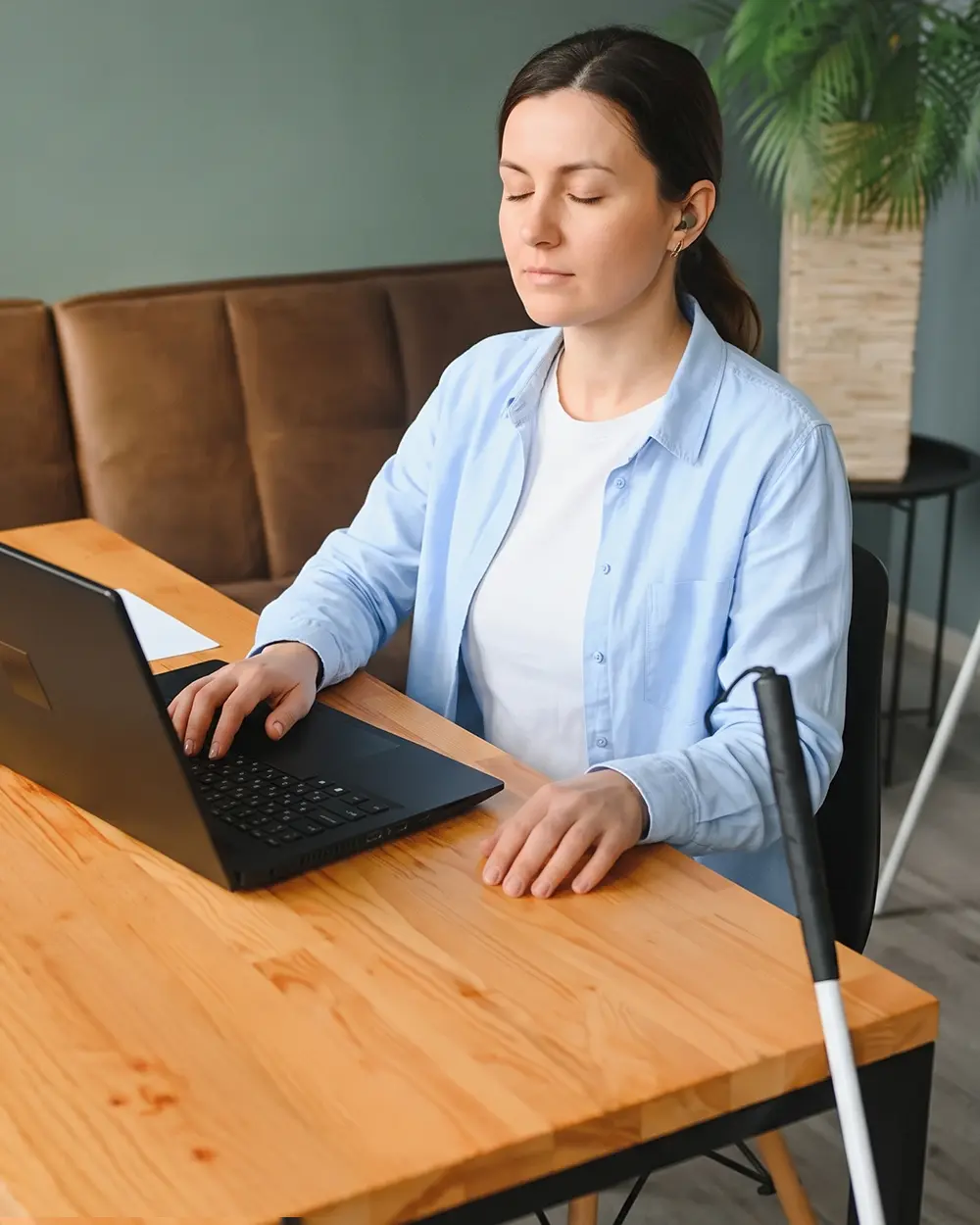 A blind person browses an accessible website