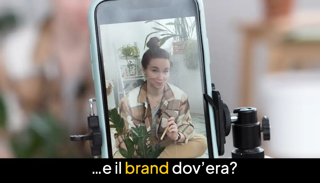 Creator ripresa da uno smartphone su treppiede, con la domanda su dove sia finito il brand