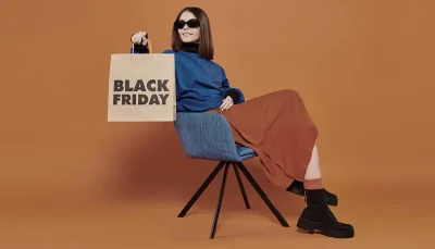 influencer tiene una shopper per una campagna promozionale per il black friday