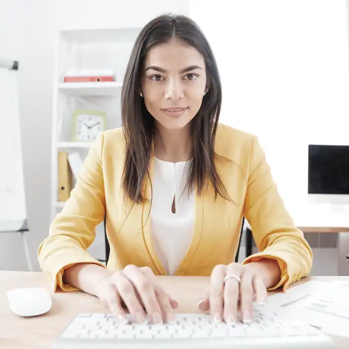 marketing automation manager sta realizzando un flusso di informazioni al computer