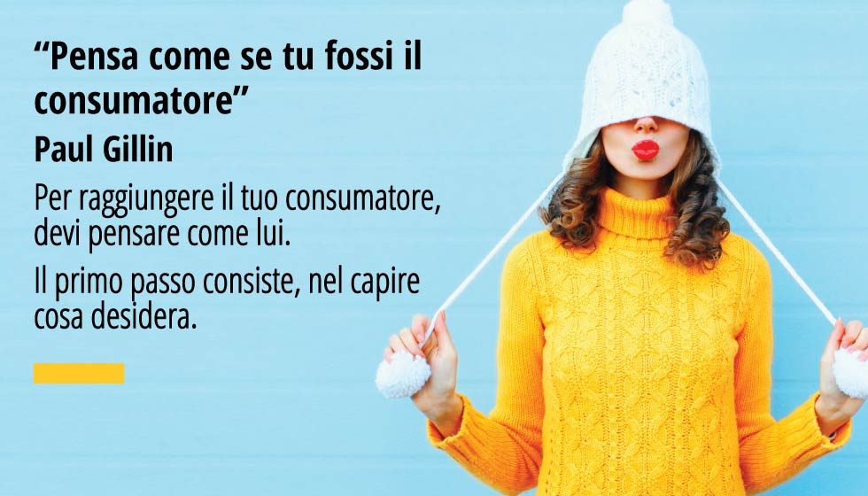 In questa foto, una simpatica e bella ragazza con un pullover giallo ed un cappello bianco in testa. Sullo sfondo un muro colore azzurro. Sulla foto la citazione di Paul Gillin “Pensa come se tu fossi il consumatore”