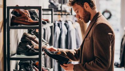 in questa fotografia un uomo sta acquistando un paio di scarpe